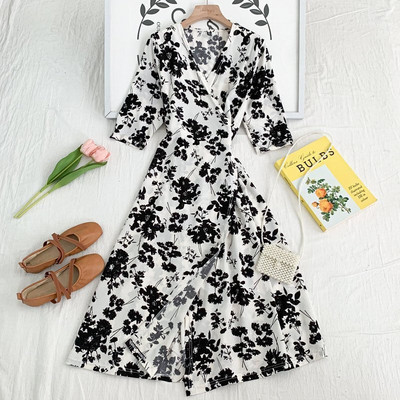 Uue mudeli naiste lõikega, spitsikaelusega kleit