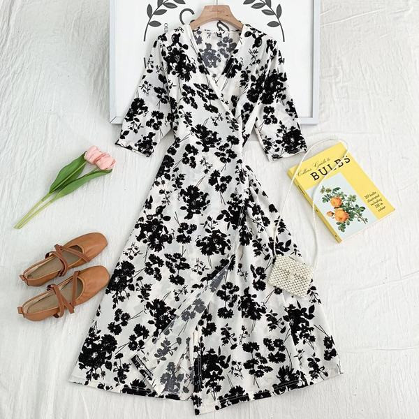 Uue mudeli naiste lõikega, spitsikaelusega kleit