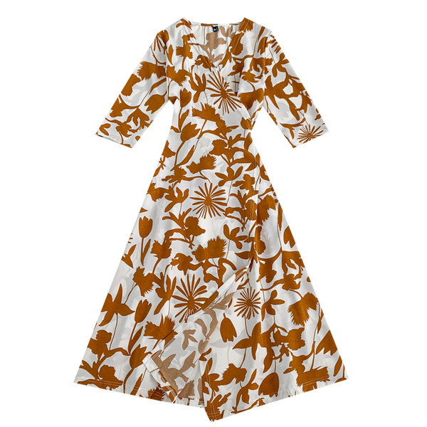 Uue mudeli naiste lõikega, spitsikaelusega kleit