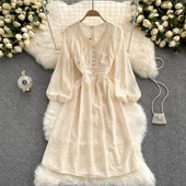 Női csipke ruha gyöngyökkel és spitz nyakkivágással