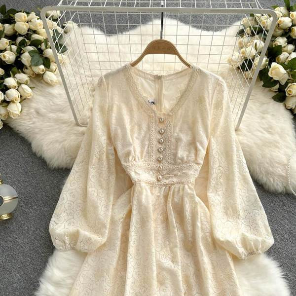 Női csipke ruha gyöngyökkel és spitz nyakkivágással