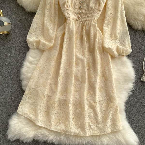 Női csipke ruha gyöngyökkel és spitz nyakkivágással