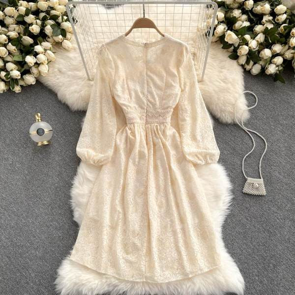 Női csipke ruha gyöngyökkel és spitz nyakkivágással