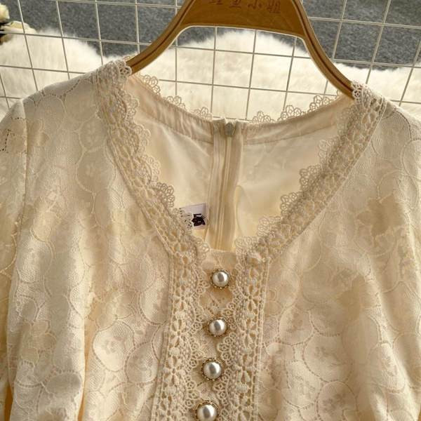 Női csipke ruha gyöngyökkel és spitz nyakkivágással