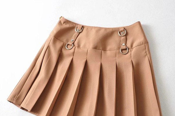 Lühike metallelementidega plisseeritud seelik