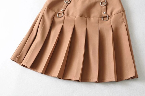 Lühike metallelementidega plisseeritud seelik