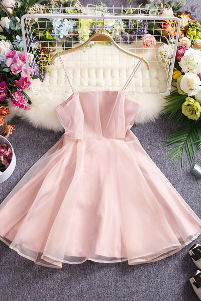 Moderna ženska haljina s tilom i tankim naramenicama