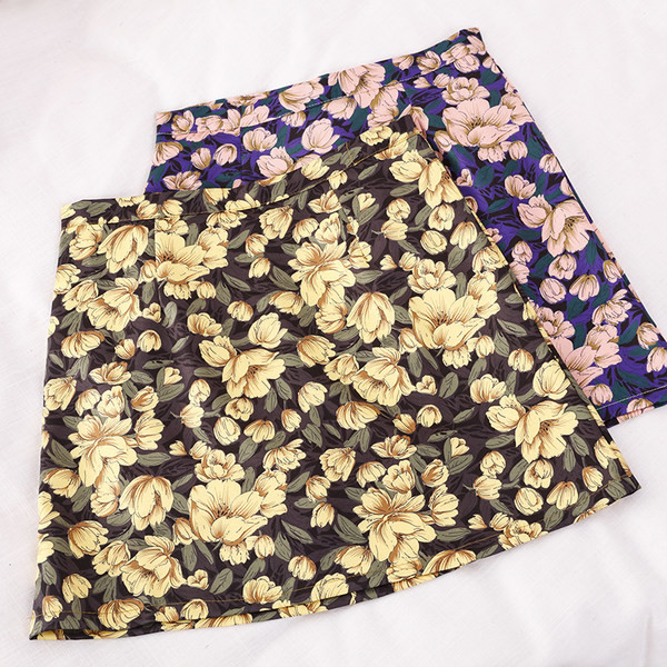 Дамска пола с флорален десен  и висока талия