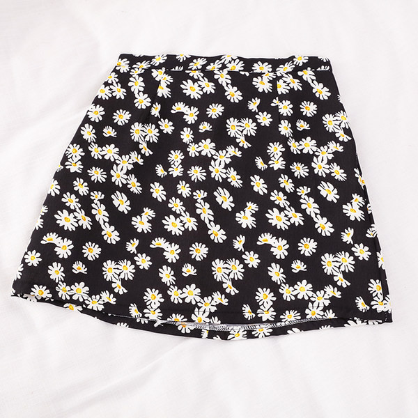 Дамска пола с флорален десен  и висока талия