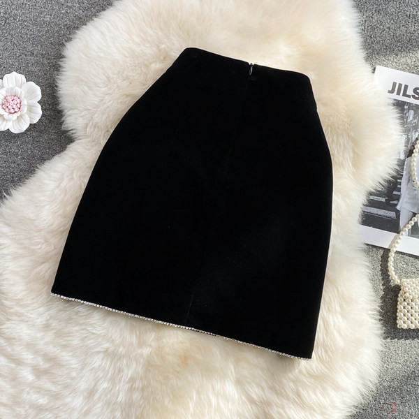 Fusta de dama moderna cu talie inalta si perle in negru