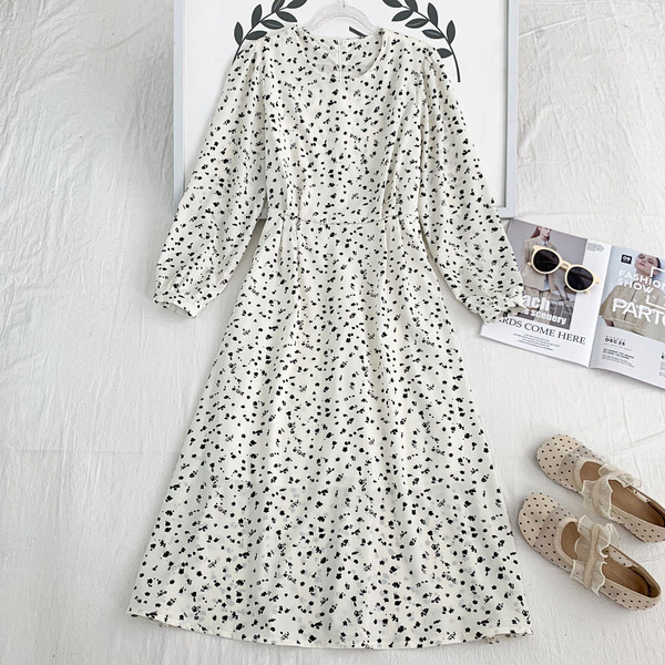 Нов модел дамска рокля с обло деколте и дълъг ръкав - бял и черен цвят