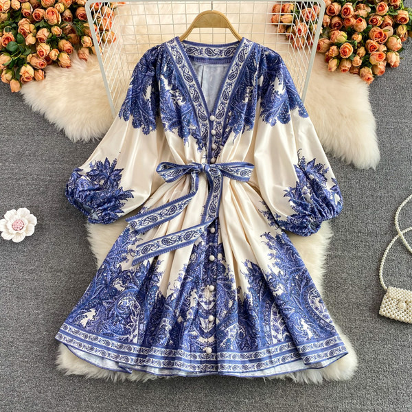 Moteriška šiuolaikiška suknelė su diržu ir špicine iškirpte