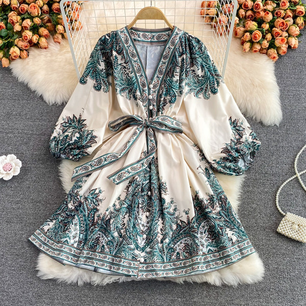 Moteriška šiuolaikiška suknelė su diržu ir špicine iškirpte