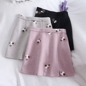 Modern női szoknya hímzéssel, magas derékkal