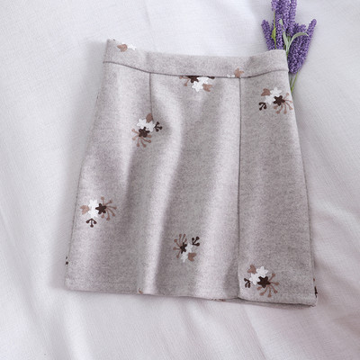 Modern női szoknya hímzéssel, magas derékkal