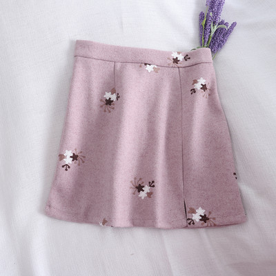 Modern női szoknya hímzéssel, magas derékkal