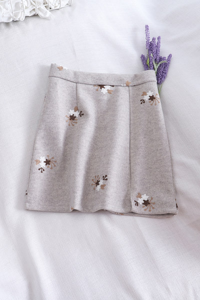 Modern női szoknya hímzéssel, magas derékkal