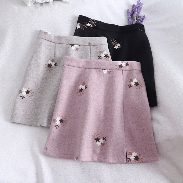 Modern női szoknya hímzéssel, magas derékkal