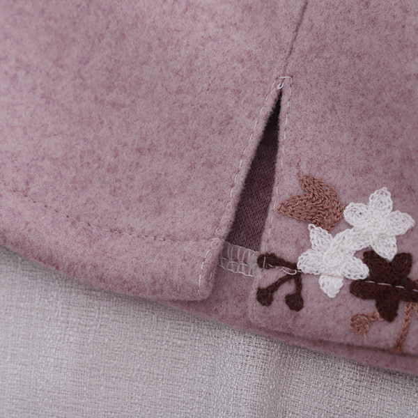 Modern női szoknya hímzéssel, magas derékkal