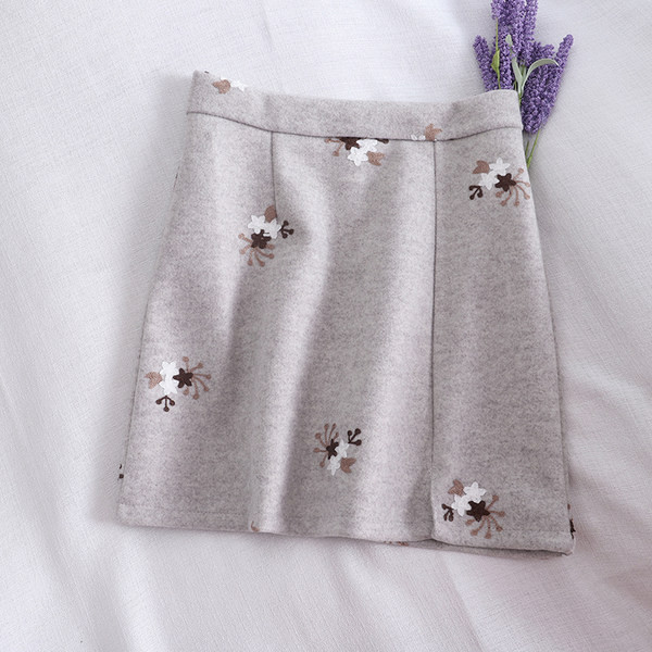 Modern női szoknya hímzéssel, magas derékkal