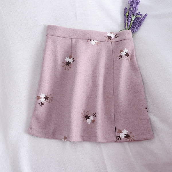 Modern női szoknya hímzéssel, magas derékkal