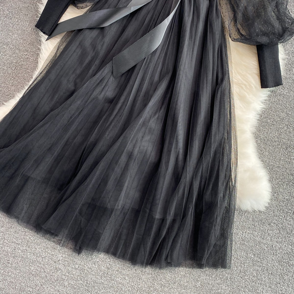 Női modern fekete ruha tüll ujjal