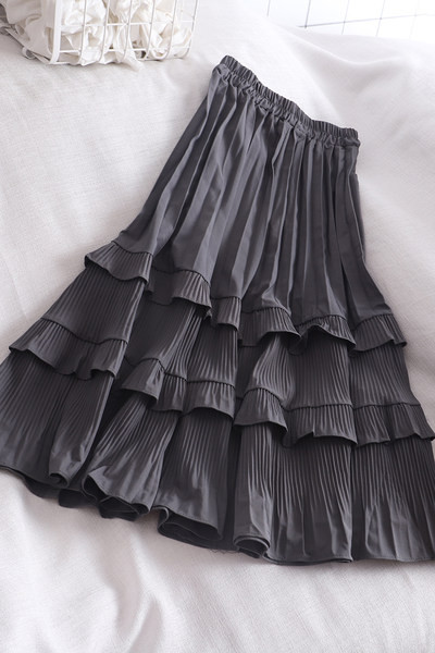 Ženska suknja s elastičnim strukom i kovrčama