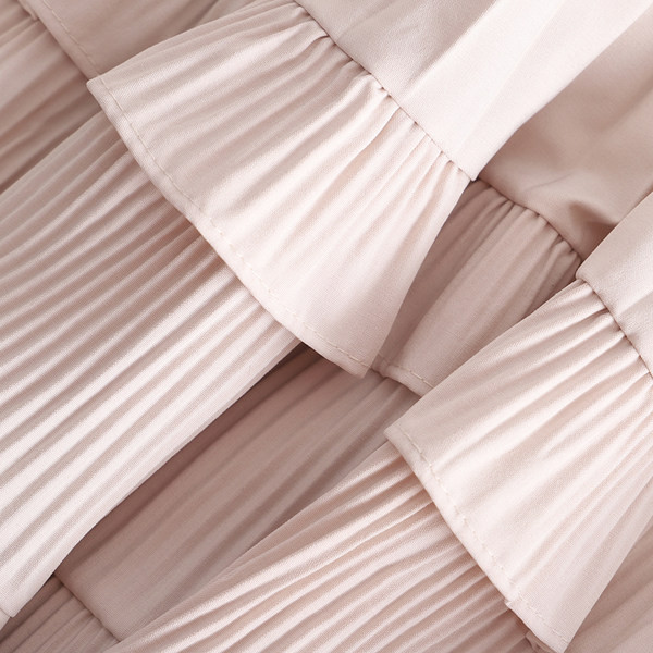 Ženska suknja s elastičnim strukom i kovrčama