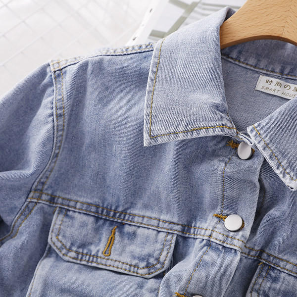 Naiste nööpide ja klassikalise kraega teksajakk