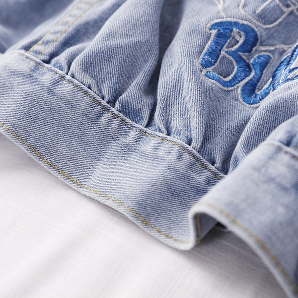 Naiste nööpide ja klassikalise kraega teksajakk