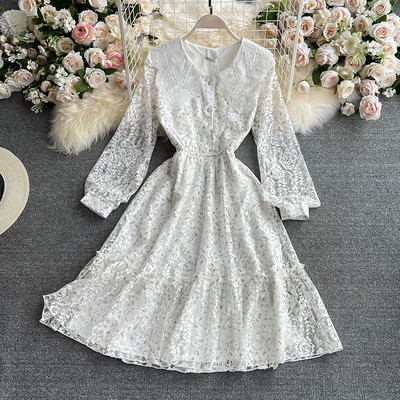 Дамска дантелена  рокля с дълъг ръкав в бял цвят 