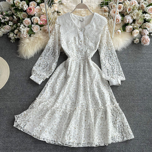 Дамска дантелена  рокля с дълъг ръкав в бял цвят 