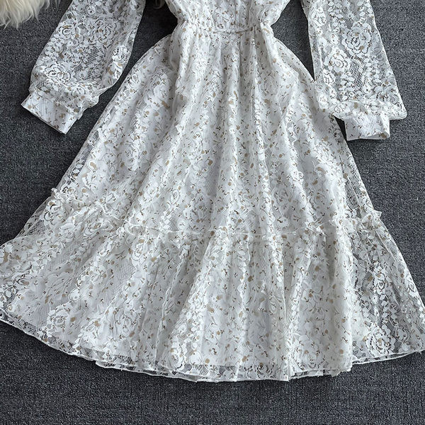 Дамска дантелена  рокля с дълъг ръкав в бял цвят 