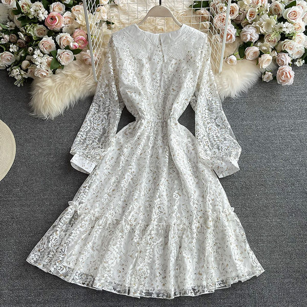 Дамска дантелена  рокля с дълъг ръкав в бял цвят 