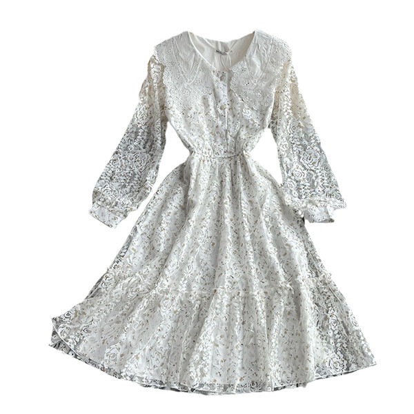 Дамска дантелена  рокля с дълъг ръкав в бял цвят 