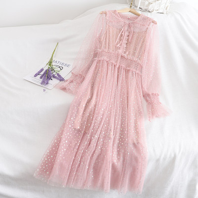 Μοντέρνο γυναικείο φόρεμα με μακριά μανίκια και τούλι