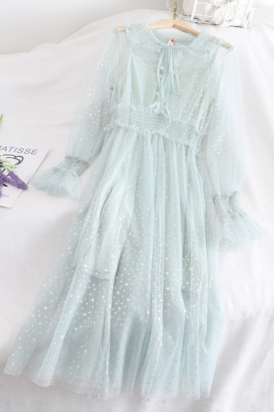 Μοντέρνο γυναικείο φόρεμα με μακριά μανίκια και τούλι