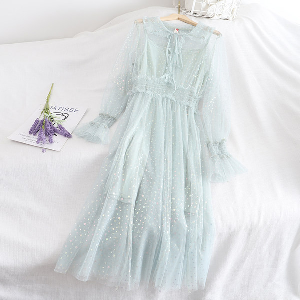 Μοντέρνο γυναικείο φόρεμα με μακριά μανίκια και τούλι