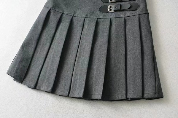 Κοντή πλισέ φούστα με αγκράφες