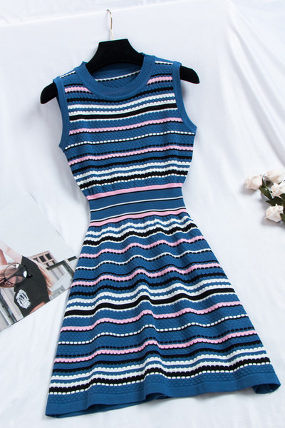 Új modell női szabású ruha ovális nyakkivágással