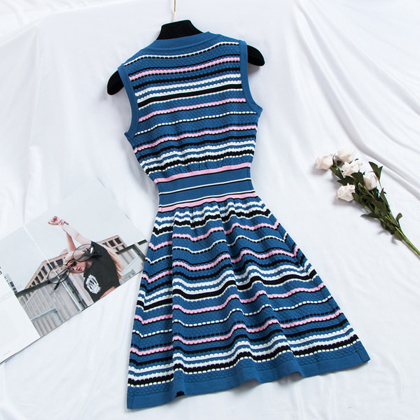 Új modell női szabású ruha ovális nyakkivágással