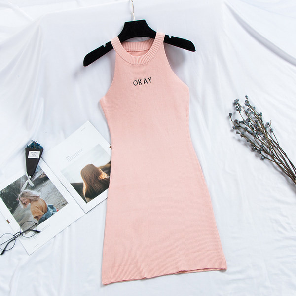 Ümmarguse dekoltee ja tikandiga naiste vabaaja kleit