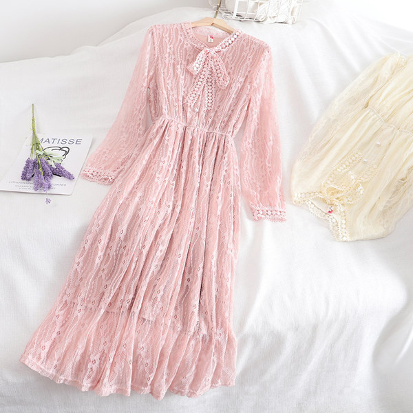 Μοντέρνο φόρεμα με μακριά μανίκια και δαντέλα