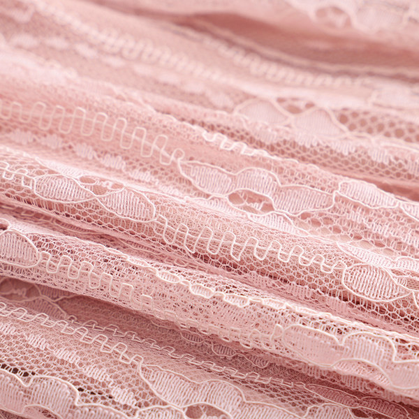 Μοντέρνο φόρεμα με μακριά μανίκια και δαντέλα