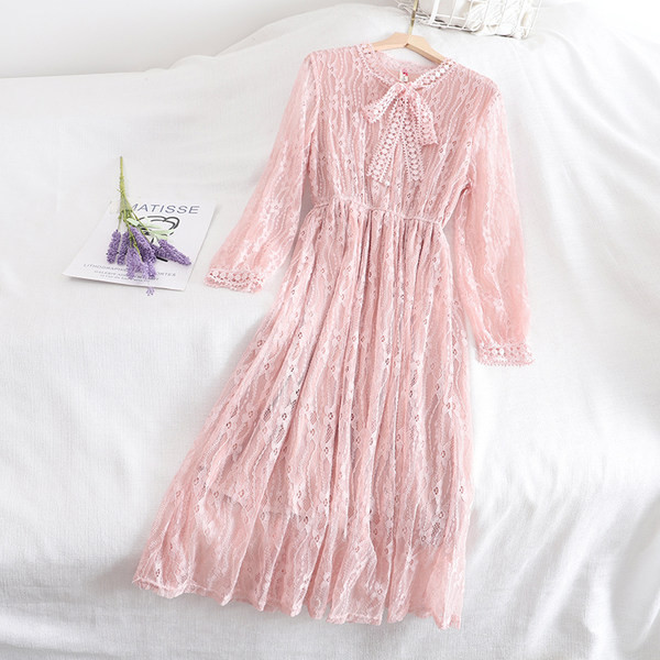 Μοντέρνο φόρεμα με μακριά μανίκια και δαντέλα