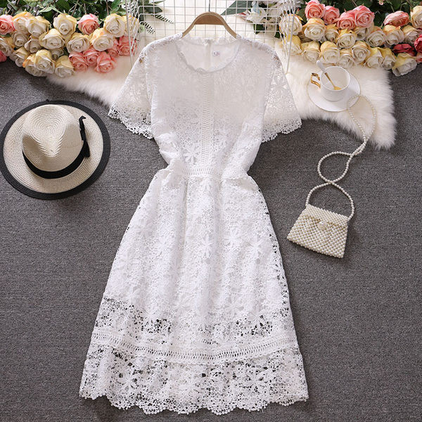 Női csipkeruha rövid ujjal, kerek nyakkivágással