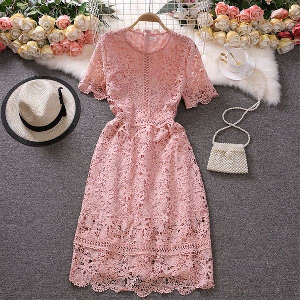 Női csipkeruha rövid ujjal, kerek nyakkivágással