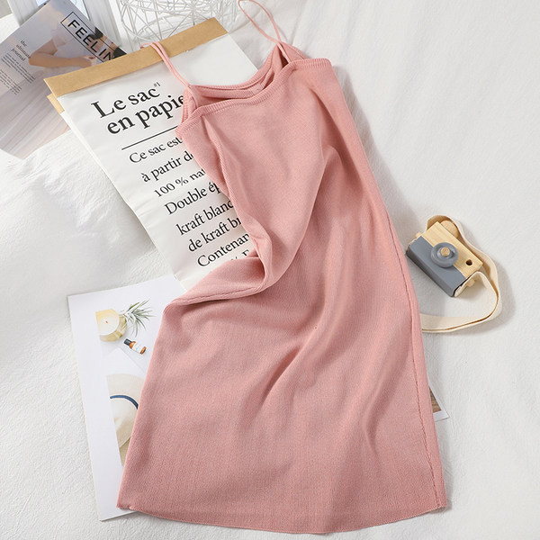 Μοντέρνο γυναικείο φόρεμα με λεπτά τιραντάκια και πέρλες