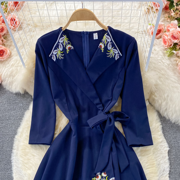 Γυναικείο μοντέρνο φόρεμα με ζώνη στη μέση και κέντημα