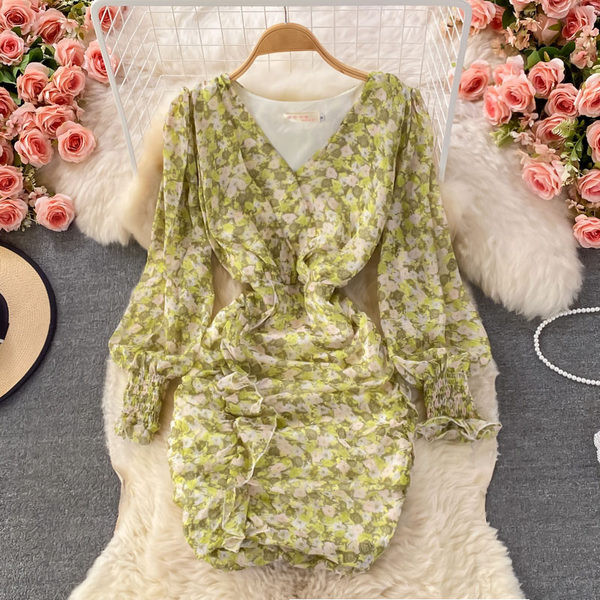 Lillemustri ja spitsikaelusega naiste vabaajakleit